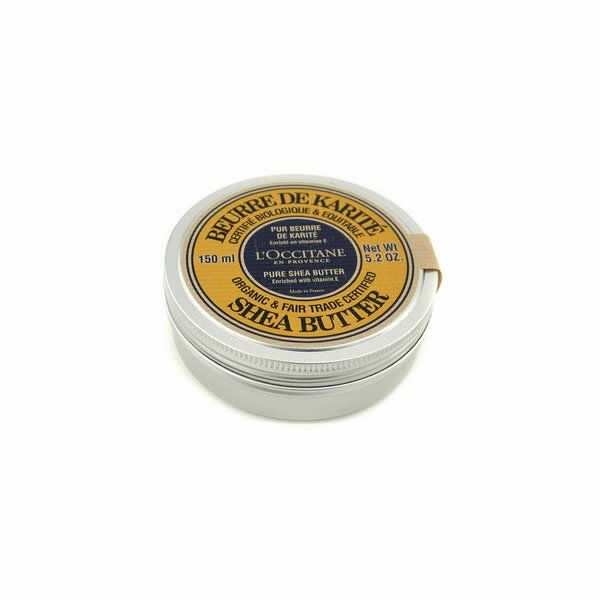 Barattolo rotondo d'argento con etichetta gialla. Scritta: Shea Butter, 150 ml.