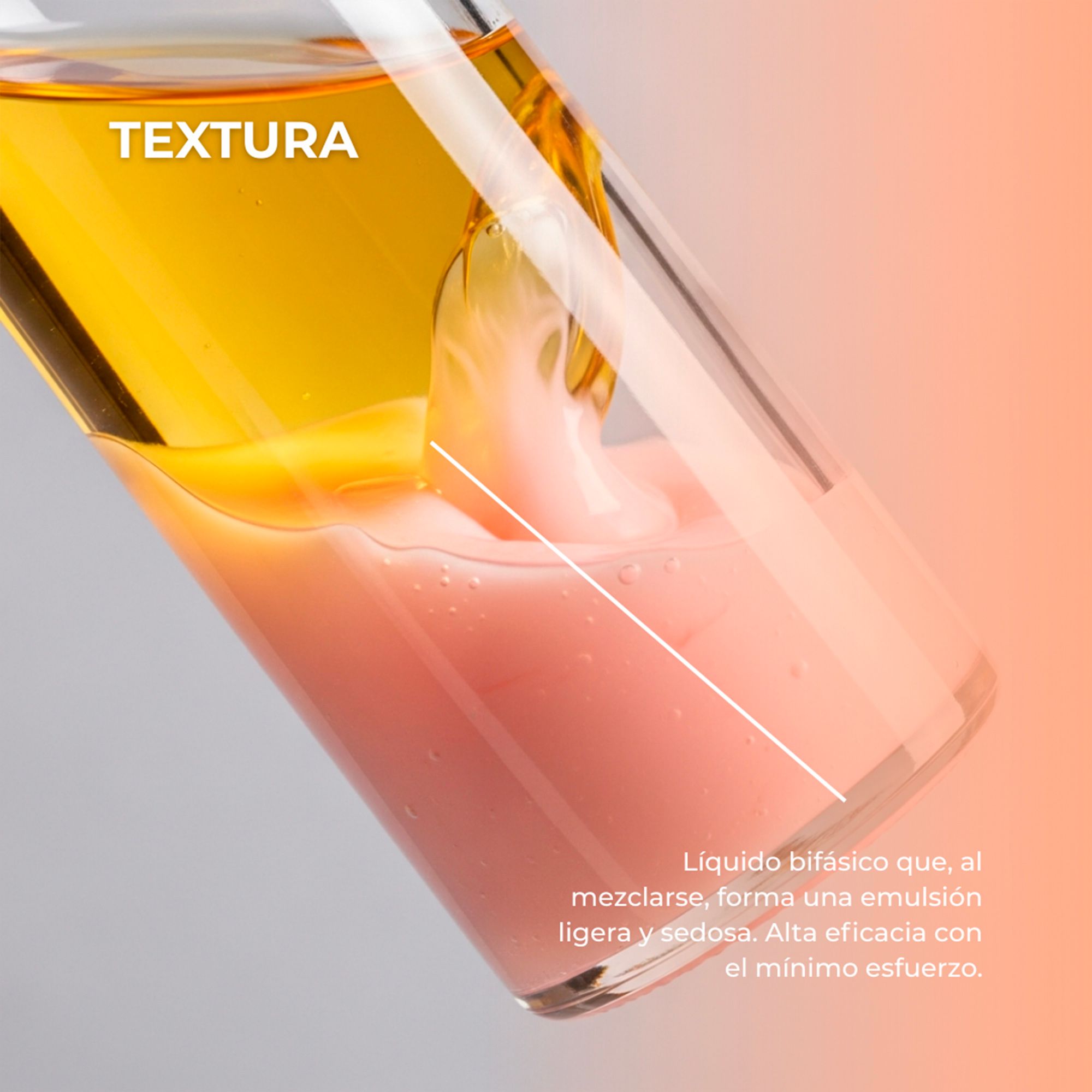 Primo piano della texture bifasica dello struccante. Liquido con strati rosa e gialli.