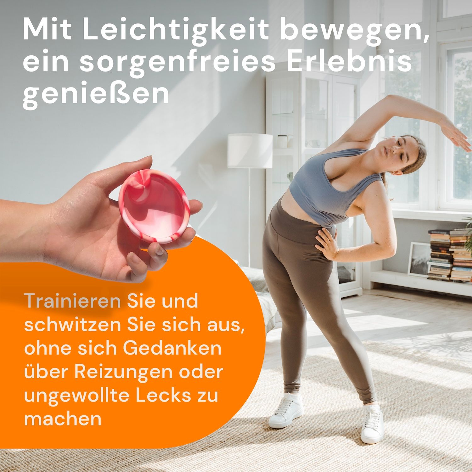 Una persona si piega, tenendo un disco mestruale. Testo: 'Muoviti con leggerezza, goditi un'esperienza spensierata'.