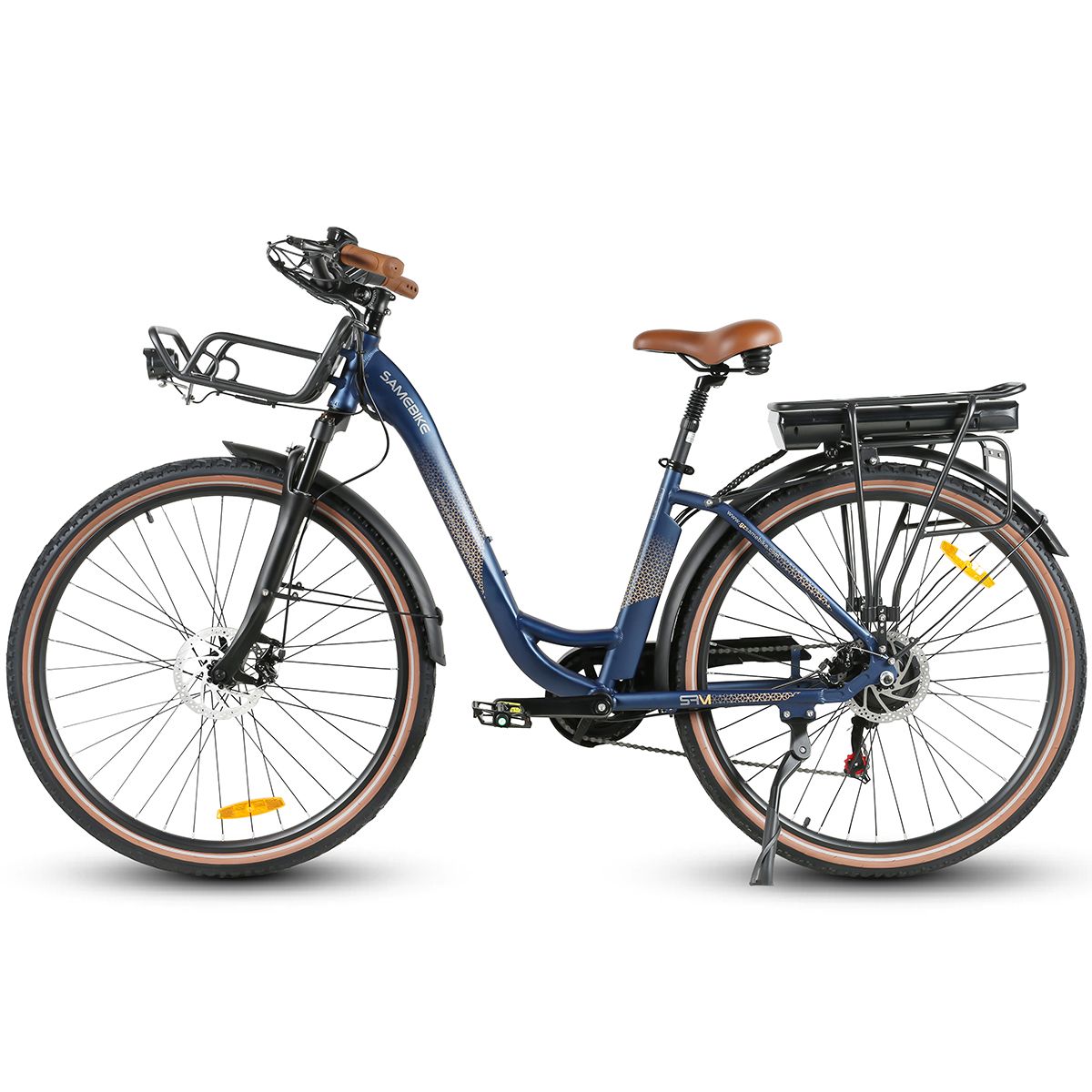 Bicicletta elettrica blu con sella e manubrio marroni. Cestino anteriore, portapacchi posteriore. Pneumatici neri con fianchi beige.