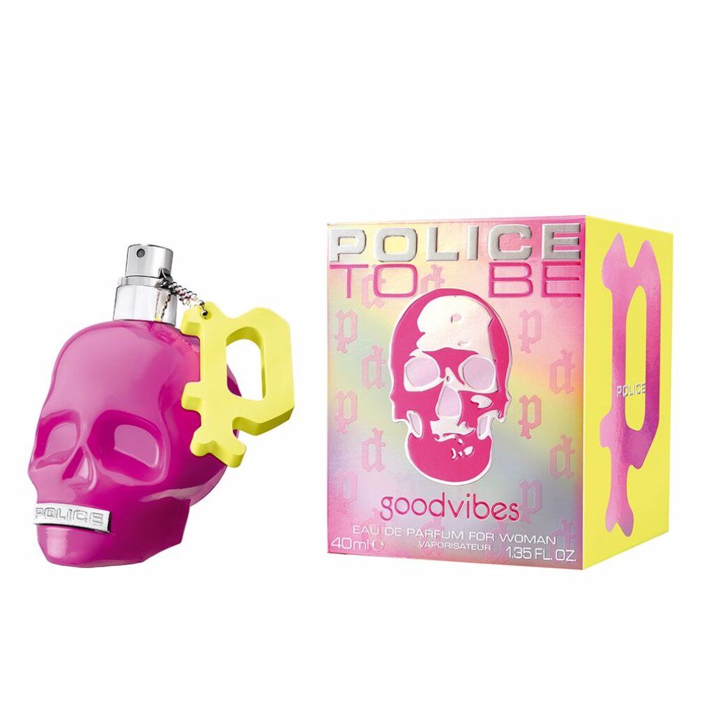 Flacone di profumo rosa a forma di teschio con ciondolo giallo e scatola coordinata.