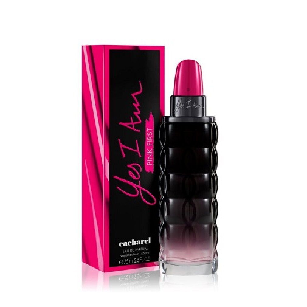 Flacone di profumo e confezione. Flacone con tappo rosa. Confezione con scritta "Yes I Am Pink First".