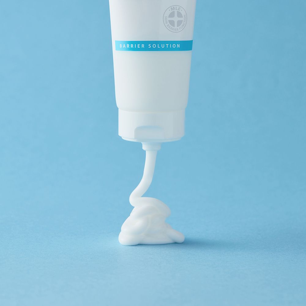 Tubo bianco, crema che esce. Mucchio di crema su sfondo blu. Nome del prodotto non visibile.