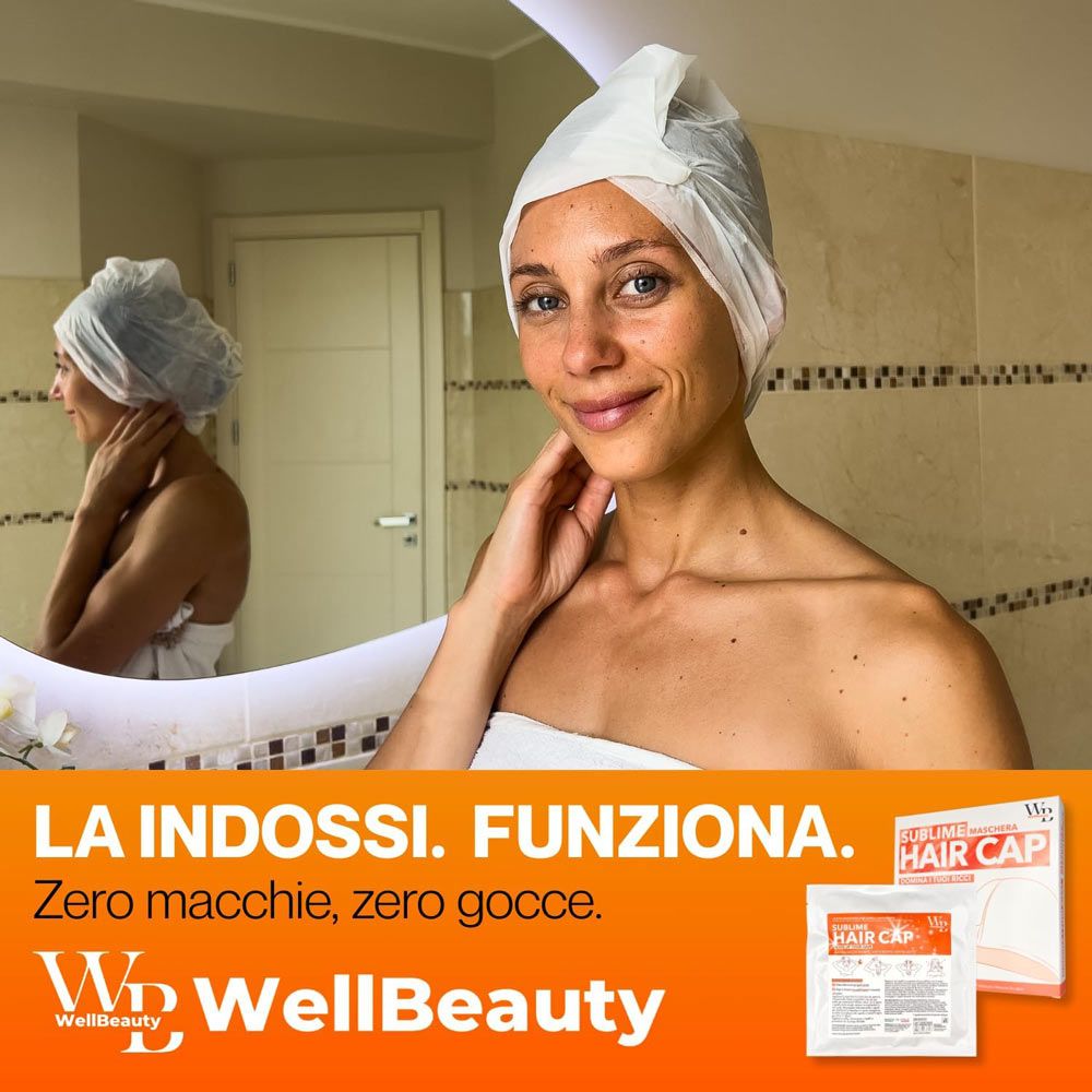 Donna con cuffia per capelli davanti allo specchio. Confezione del prodotto con Hair Cap. Testo: La Indossi. Funziona. Logo Wellbeauty.