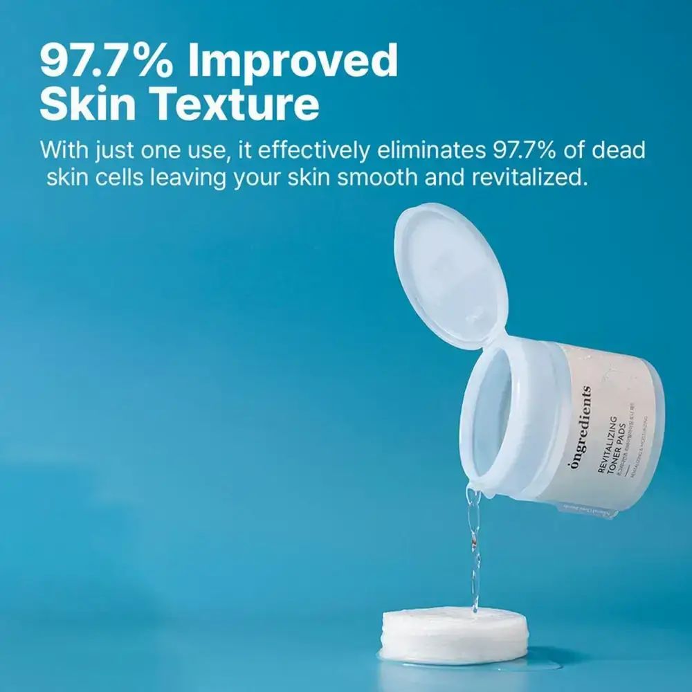 Barattolo aperto "öngredients Revitalizing Toner Pads". Un pad è bagnato di liquido.