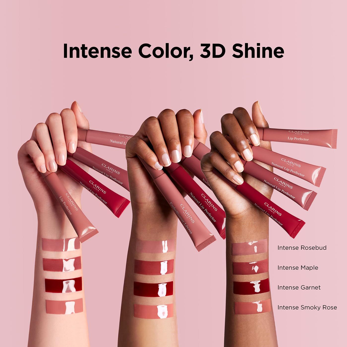 Mani che tengono diversi colori di lucidalabbra. Campioni di colore sui braccia. Scritte: Intense Rosebud, Intense Maple, Intense Garnet, Intense Smoky Rose.