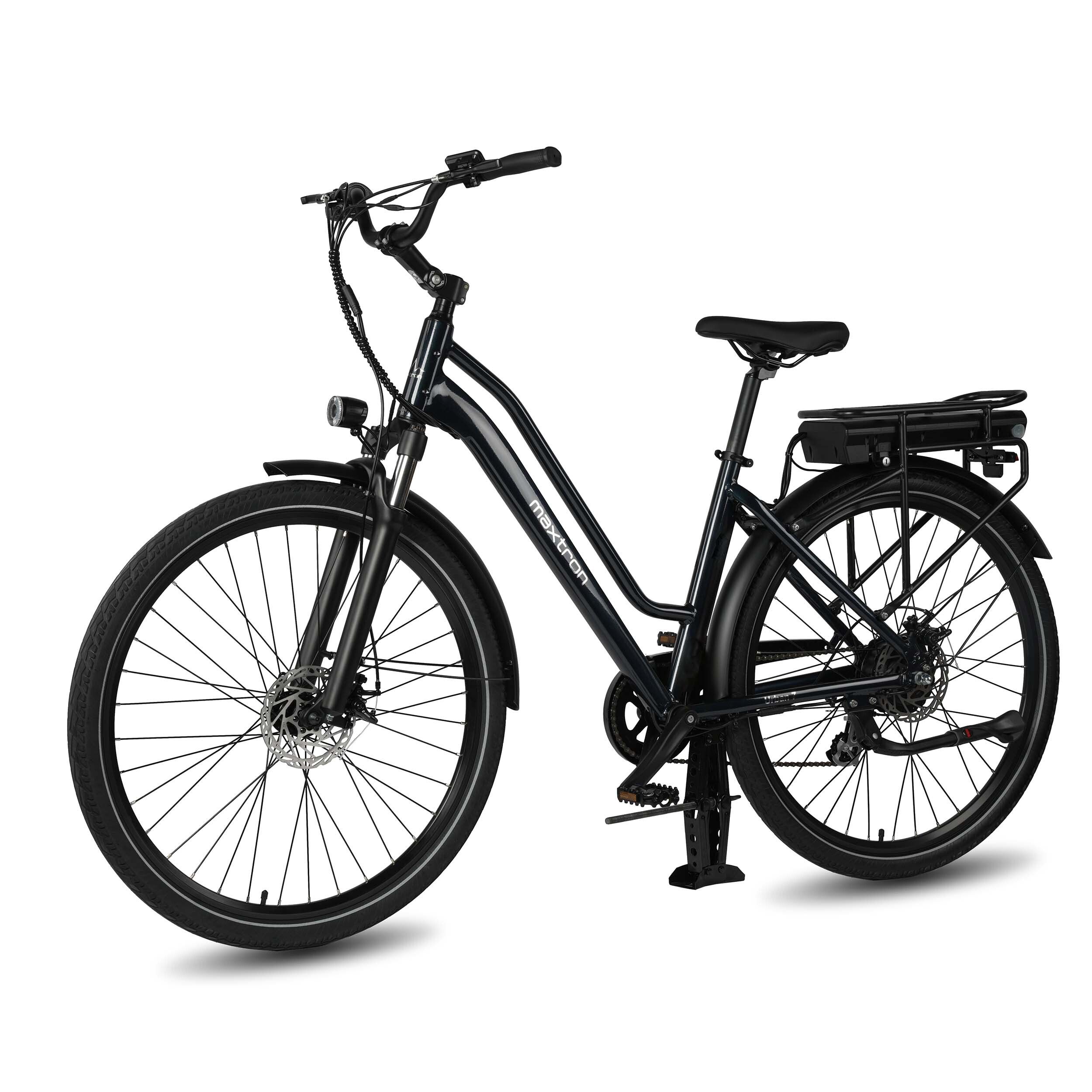 E-bike nera con batteria, portapacchi, parafanghi e cambio a 7 velocità. Logo Maxtron.