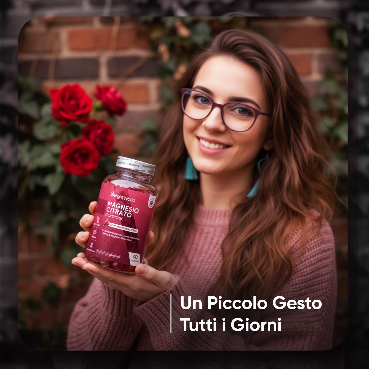 Donna con occhiali che tiene in mano un flacone di caramelle gommose al citrato di magnesio. Testo: Un piccolo gesto ogni giorno.