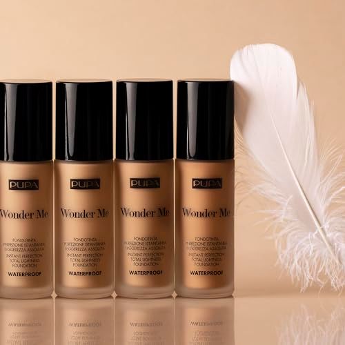 Quattro flaconi di fondotinta PUPA Wonder Me con tappi neri. Una piuma bianca accanto.