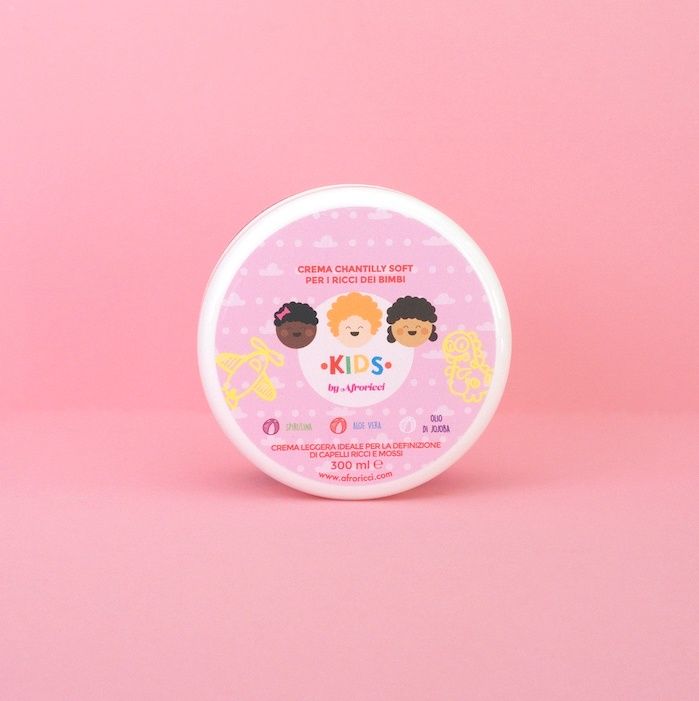 Barattolo rotondo con etichetta rosa. Scritta: Crema Chantilly Soft, Kids by Afroricci. Contiene 300 ml.