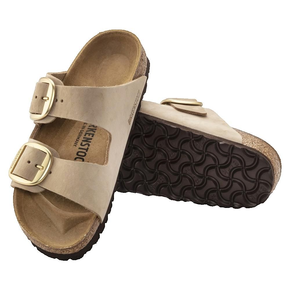 Due sandali beige con grandi fibbie dorate. Plantare in sughero. Marchio visibile.