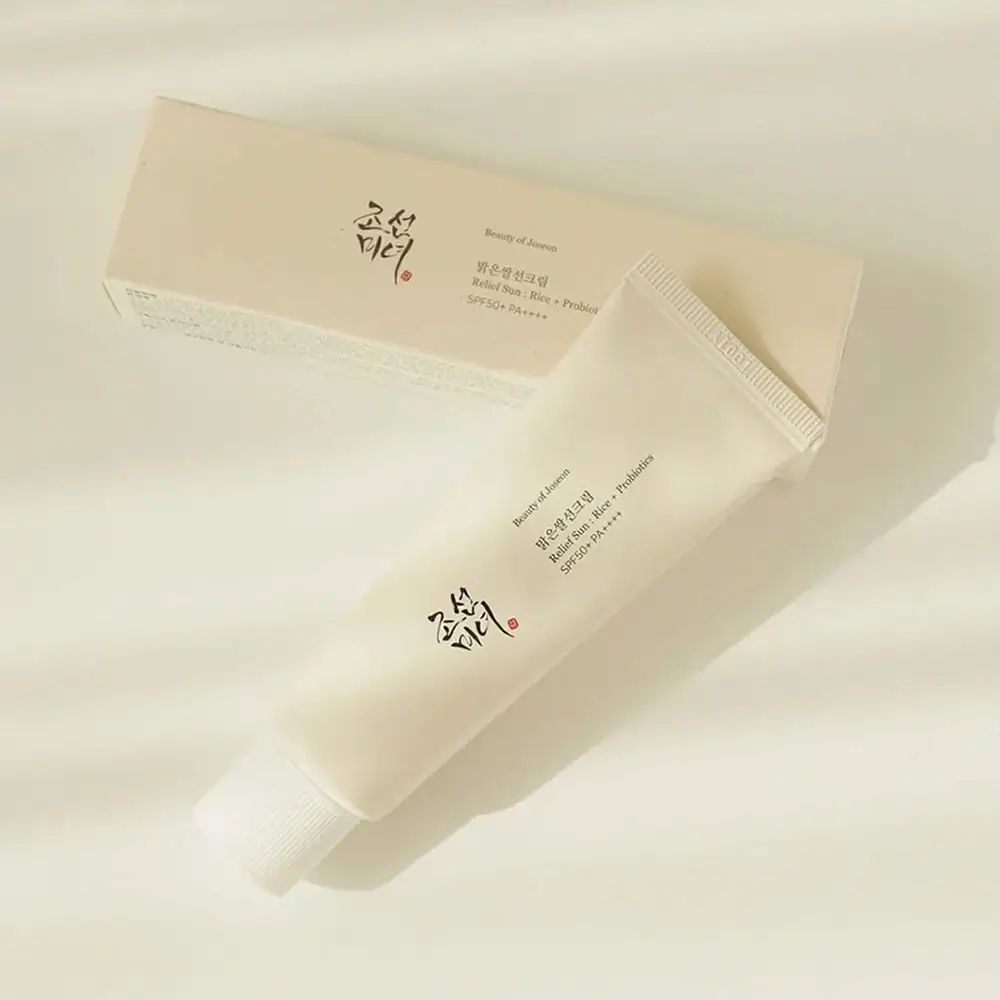 Tubo bianco e confezione. Scritta: Relief Sun Rice + Probiotics SPF50+ PA++++.