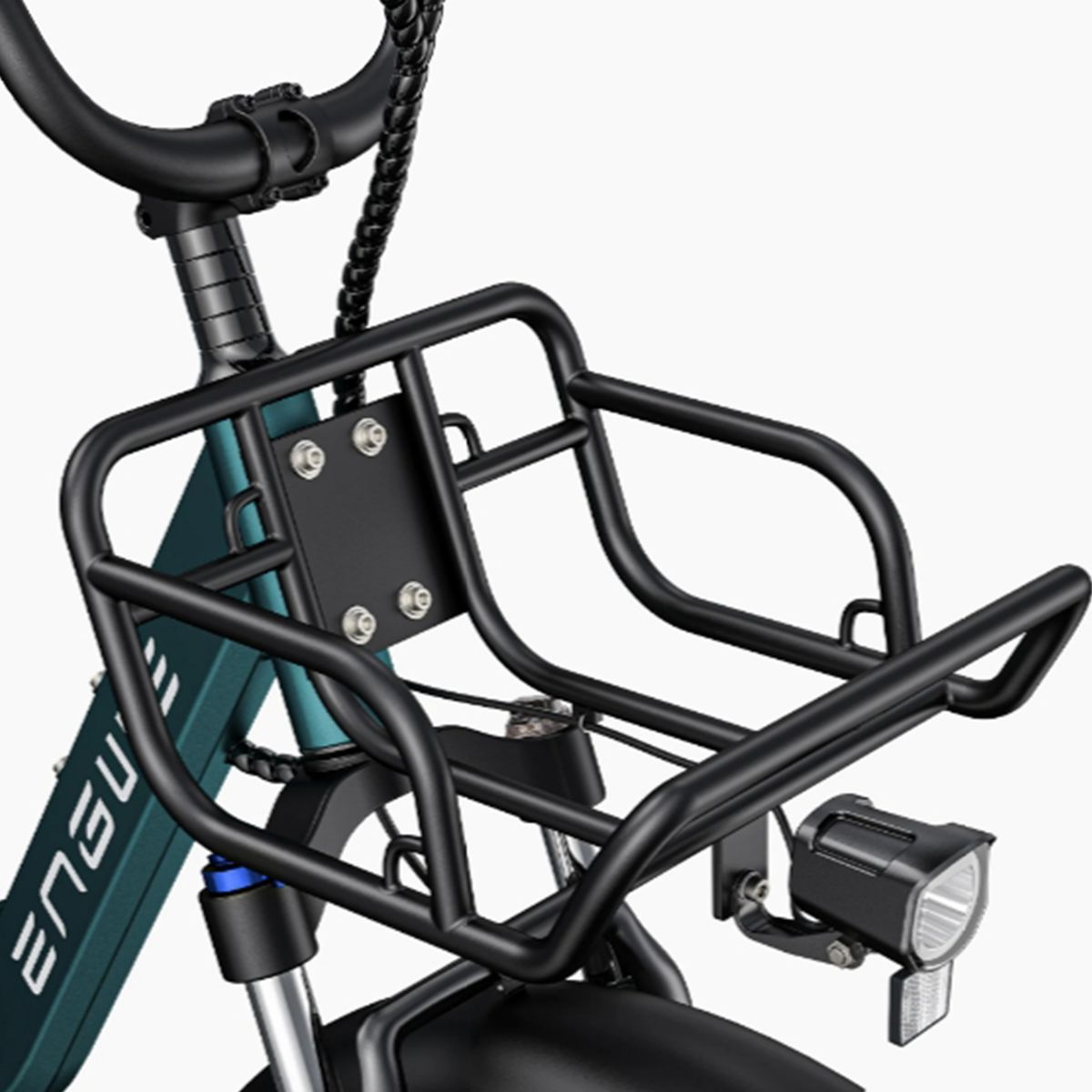 Primo piano del cestino e del faro di una bicicletta elettrica turchese. Marchio ENGWE.