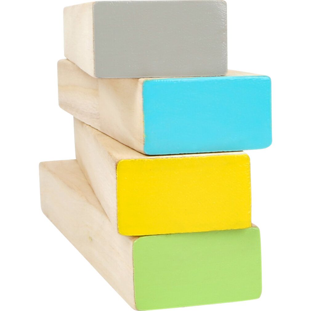 Quattro blocchi di legno verniciati. Colori: grigio, blu, giallo, verde. Blocchi impilati.