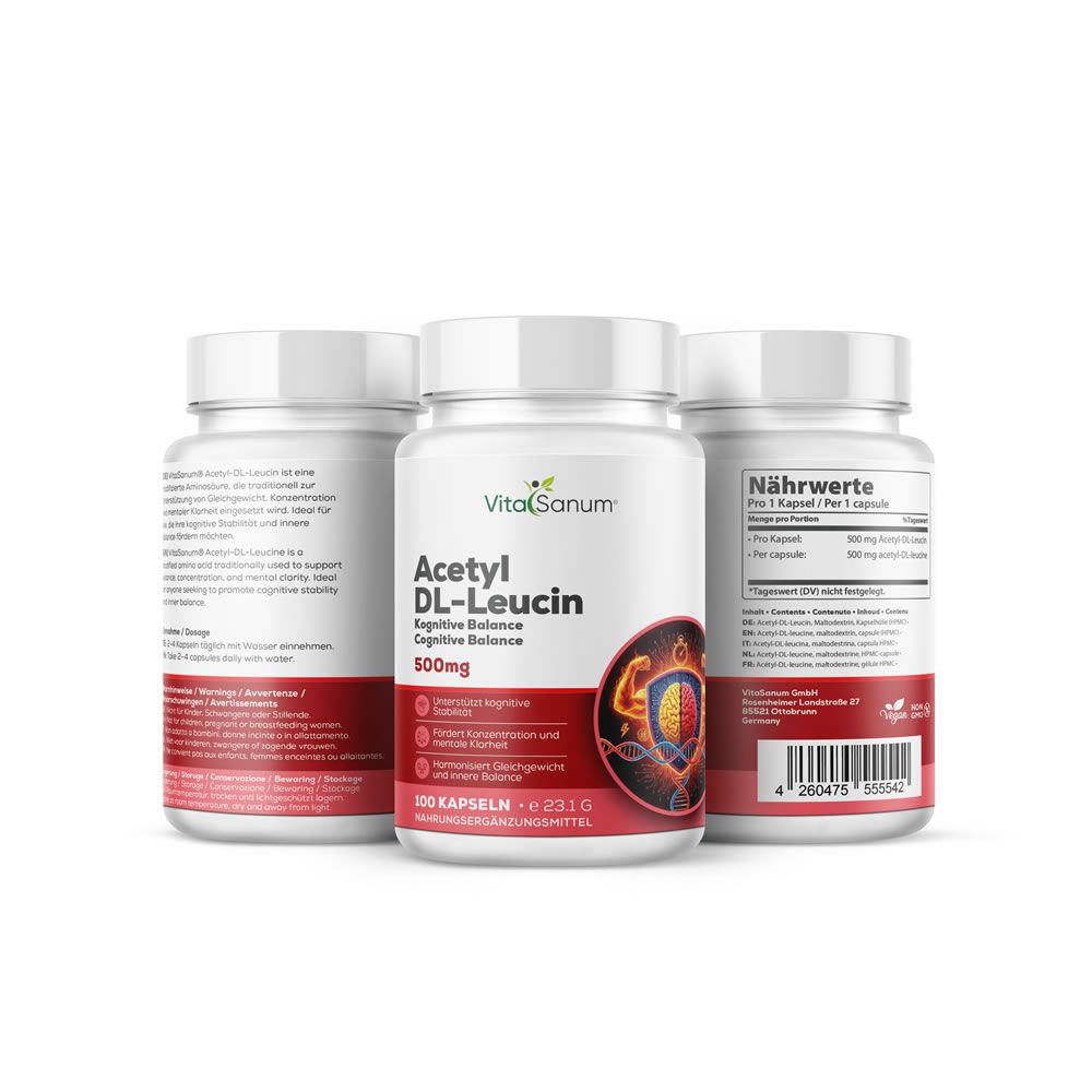 Tre bottiglie bianche con etichette. Scritta: VitaSanum, Acetyl DL-Leucin, 500mg. 100 capsule. Sigillo vegano.