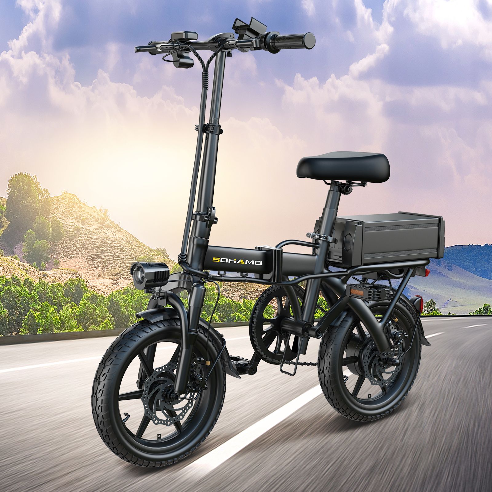 E-bike nera su strada. Batteria, faro e portapacchi. Marchio SOHAMO.