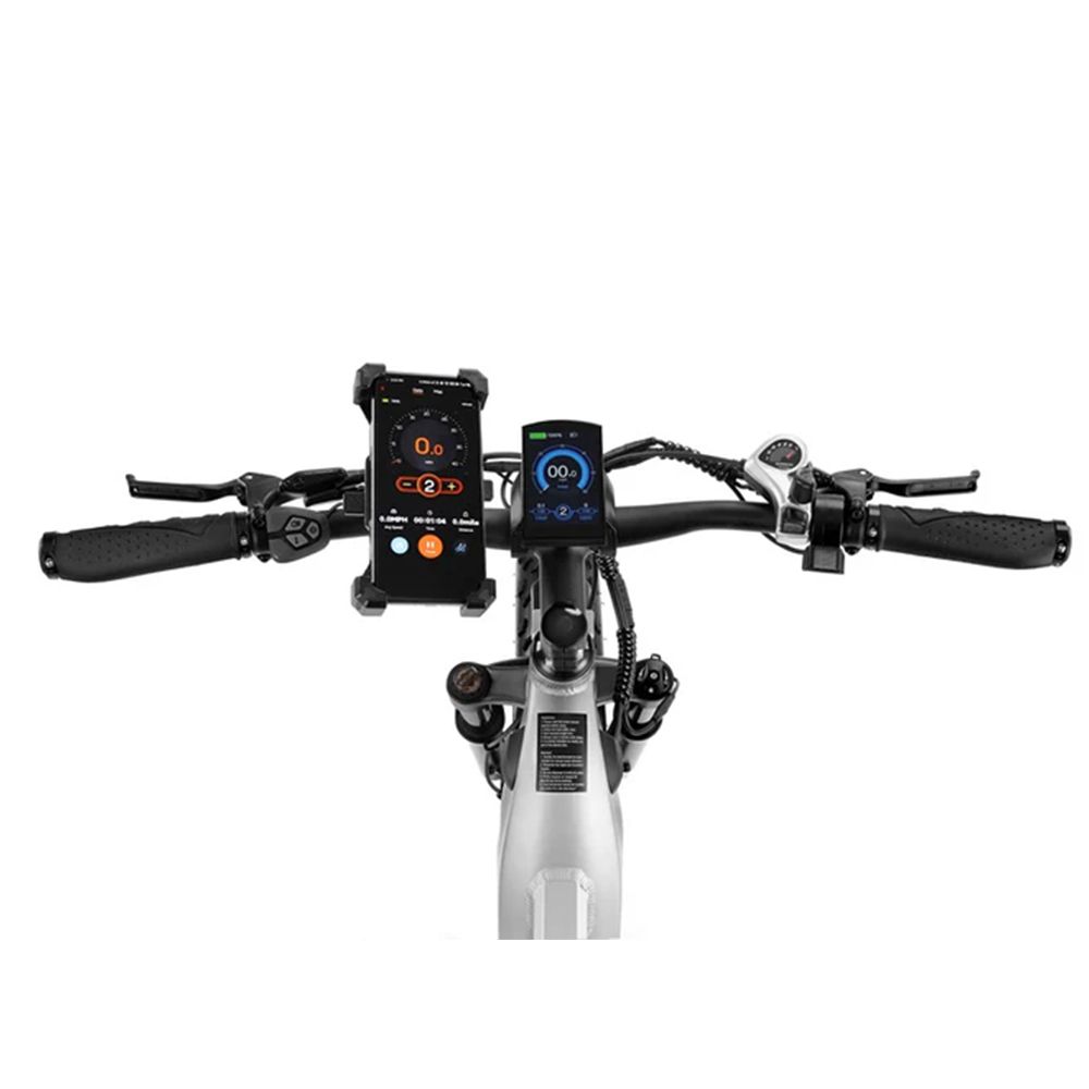 Primo piano del manubrio di una bici elettrica. Montati uno smartphone e un display. Manopole e comandi visibili.