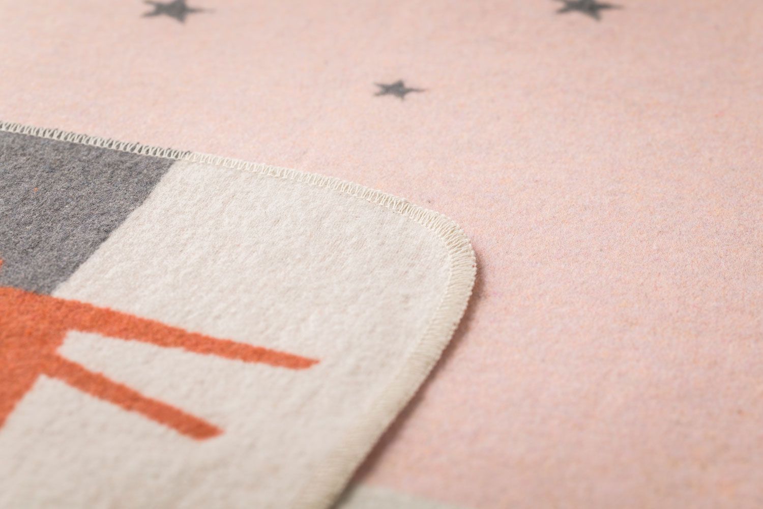 Coperta grigia con volpe arancione e stelle rosa.