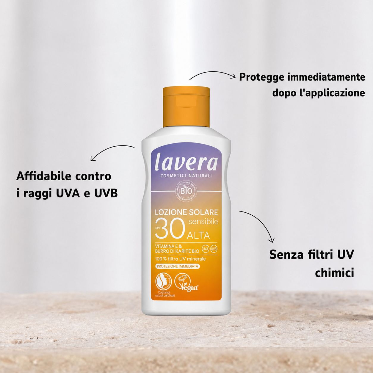 Lozione solare Sensitiv LSF 30 di lavera. Prodotto su sfondo sabbioso. Testo: protezione UVA/UVB, senza filtri UV chimici.