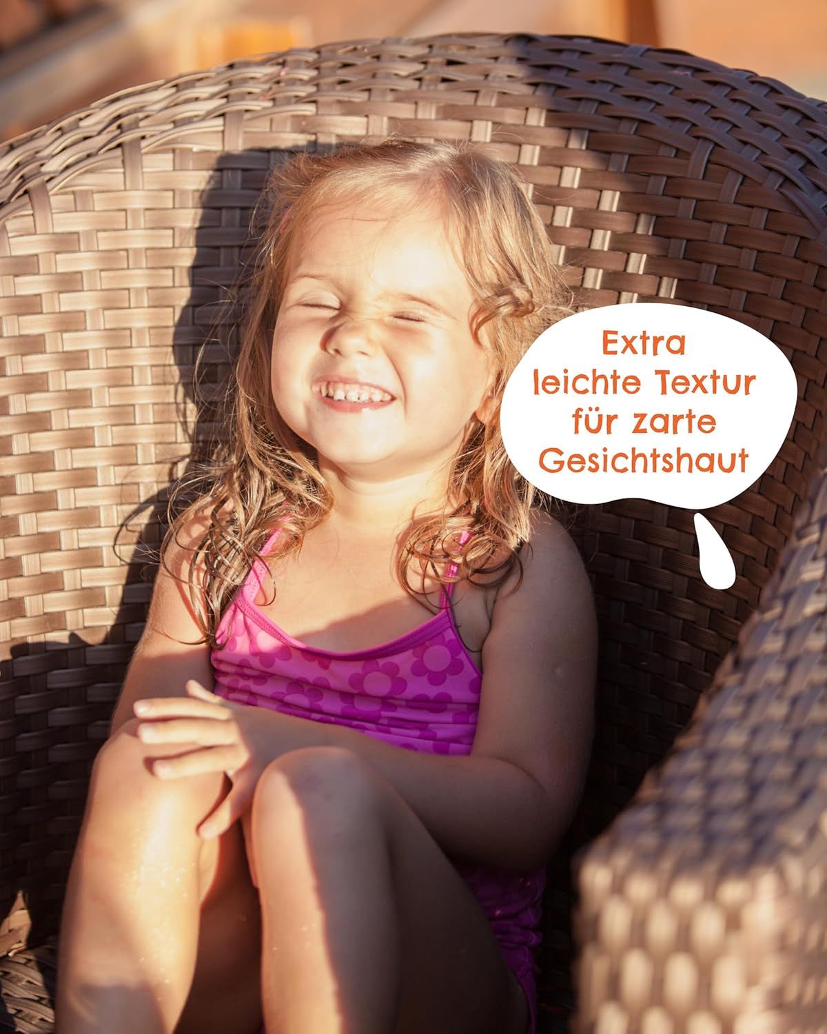 Bambina sorridente seduta su una sedia. Fumetto con testo: Texture extra leggera per pelli delicate.