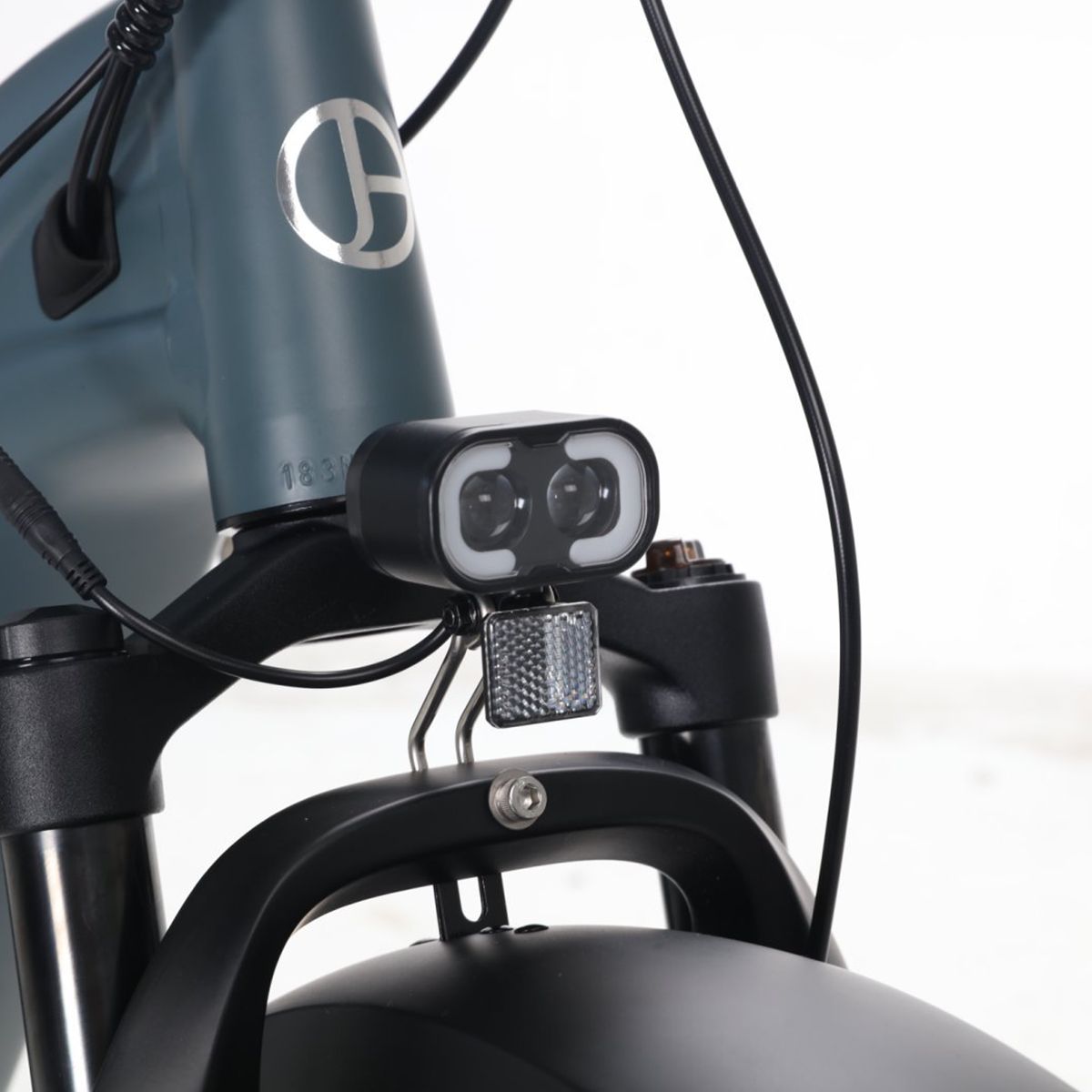 Faro anteriore con due luci. Riflettore sotto. Parafango nero.