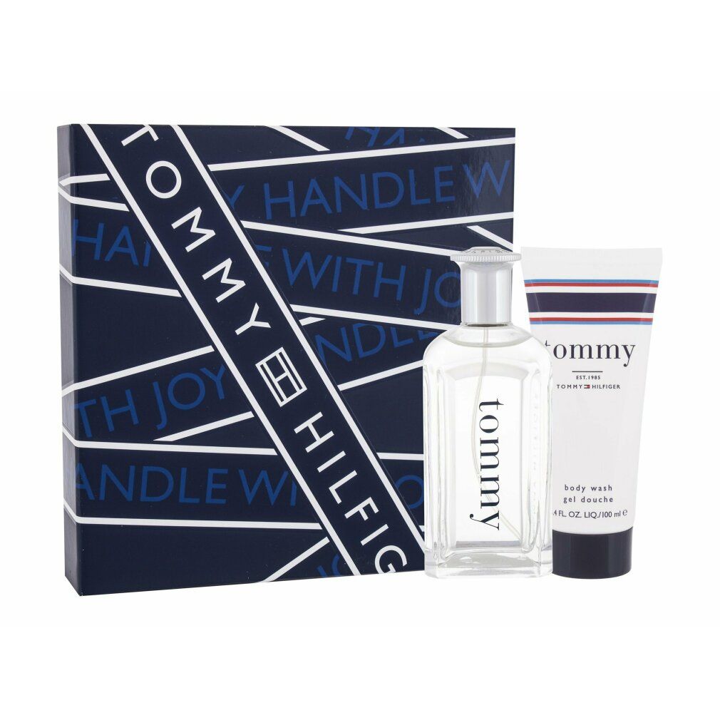 Set regalo Tommy Hilfiger con flacone, gel doccia e scatola. Scatola con logo Tommy Hilfiger. Flacone e gel doccia con scritta Tommy.