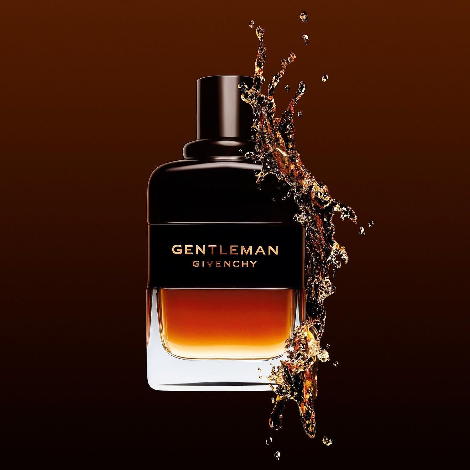 Flacone scuro con tappo nero. Scritta dorata "GENTLEMAN GIVENCHY". Liquido sfumato. Ritratto di un uomo.