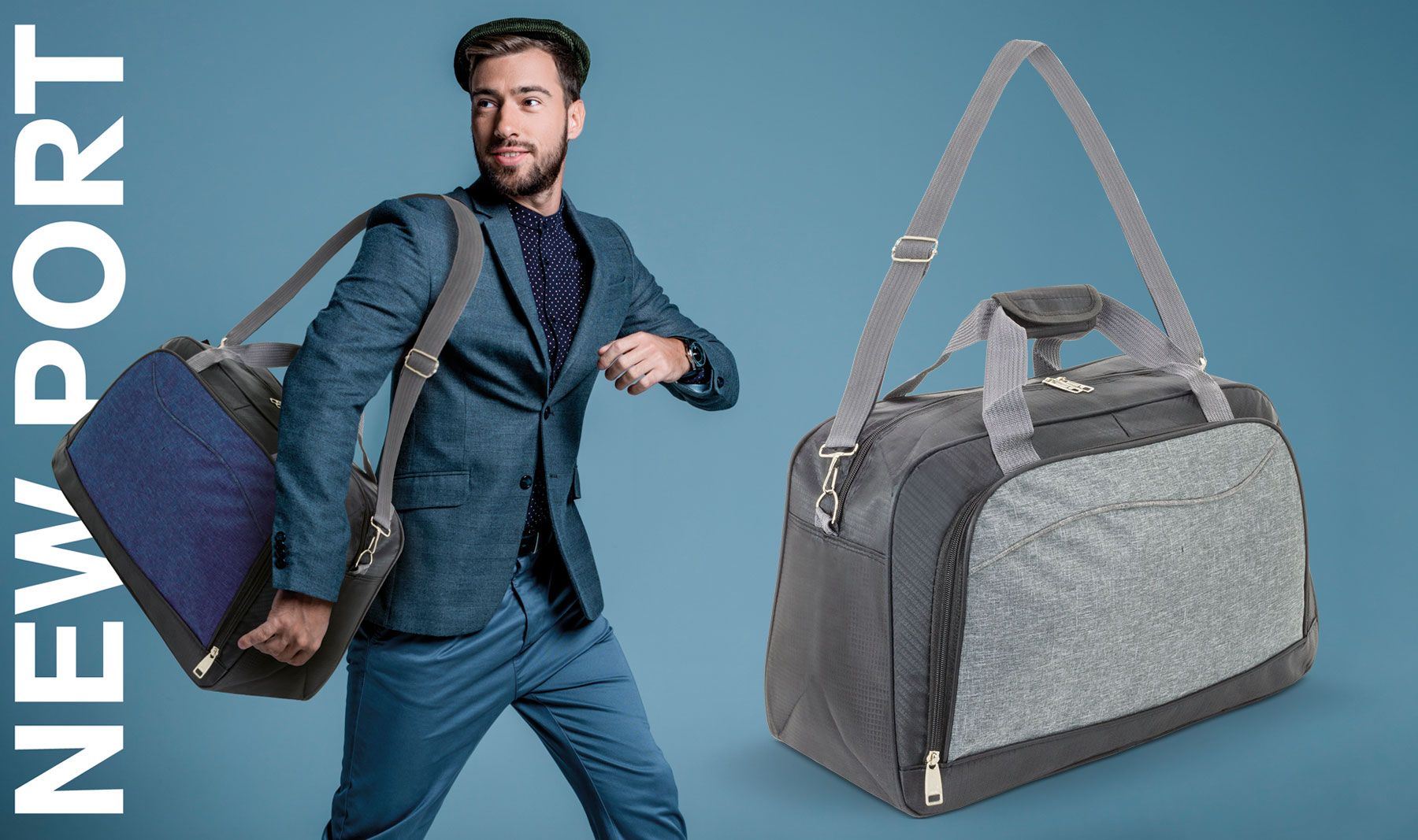 Uomo con borsa da viaggio. Borsa grigia con tracolla. Borsa blu in mano. Sfondo con scritta NEW PORT.