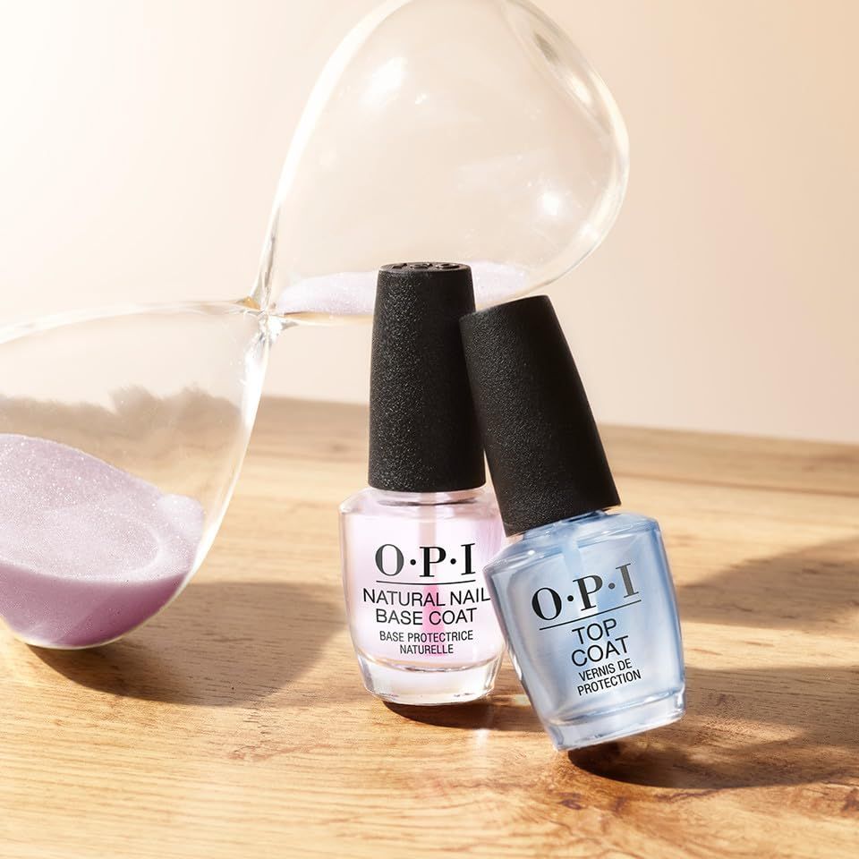 Due prodotti per la cura delle unghie OPI. Base Coat e Top Coat, accanto a una clessidra.