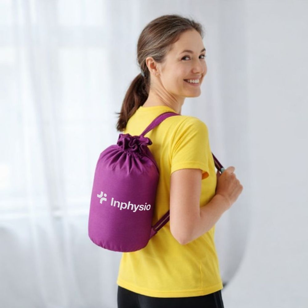 Donna con zaino viola con logo 'Inphysio'. Sorride alla fotocamera.