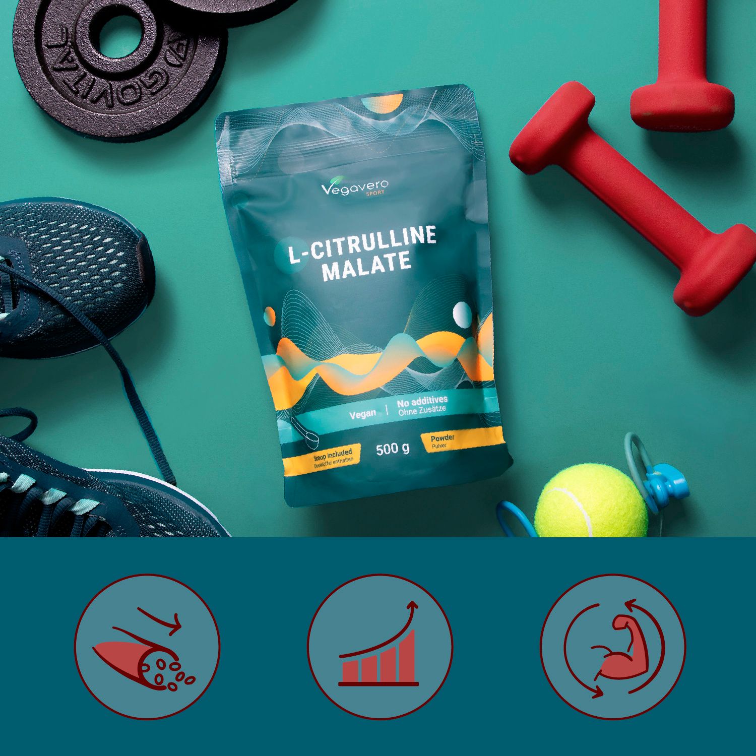 Busta di L-Citrullina Malato di Vegavaro. Vegano, senza additivi. 500 g di polvere. Circondato da attrezzature sportive: pesi, manubri, scarpe, palla da tennis.