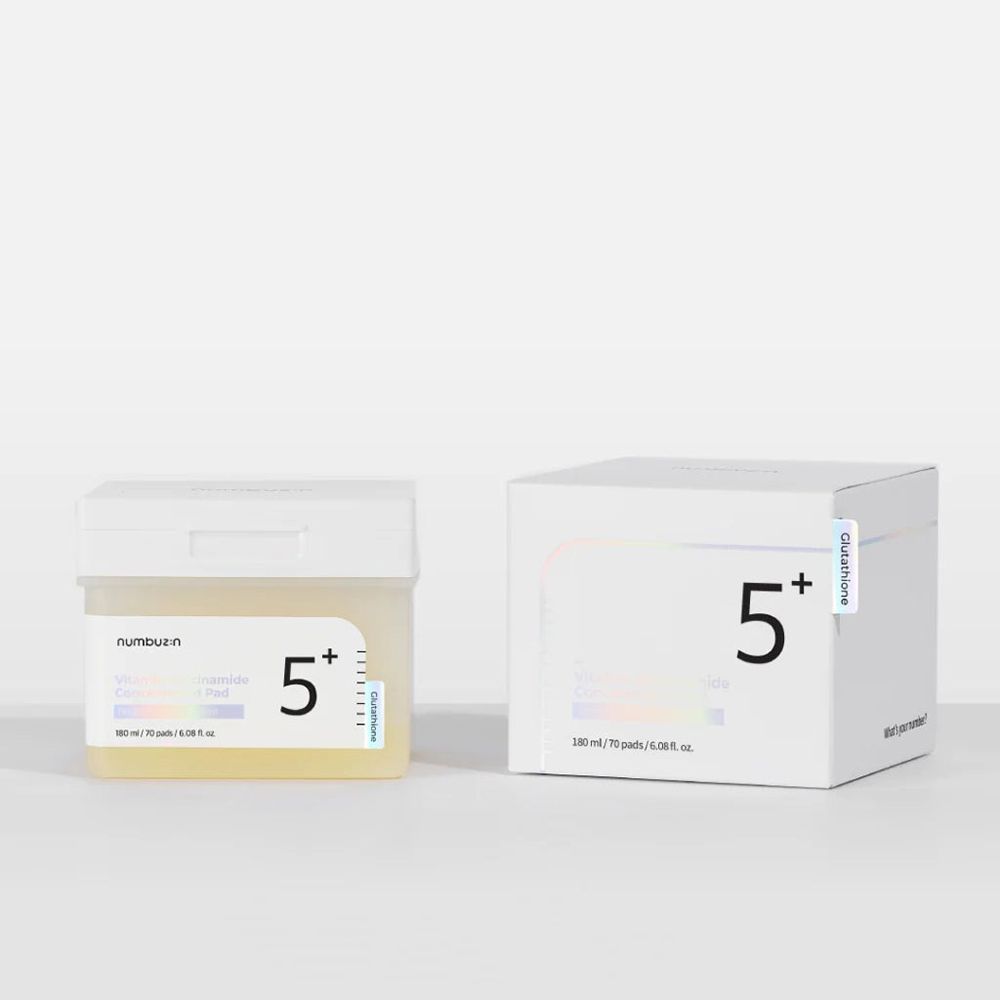 Due contenitori bianchi. Uno con coperchio e scritta: 5+ e vitamina-Niacinamide. L'altro con scritta: 5+.