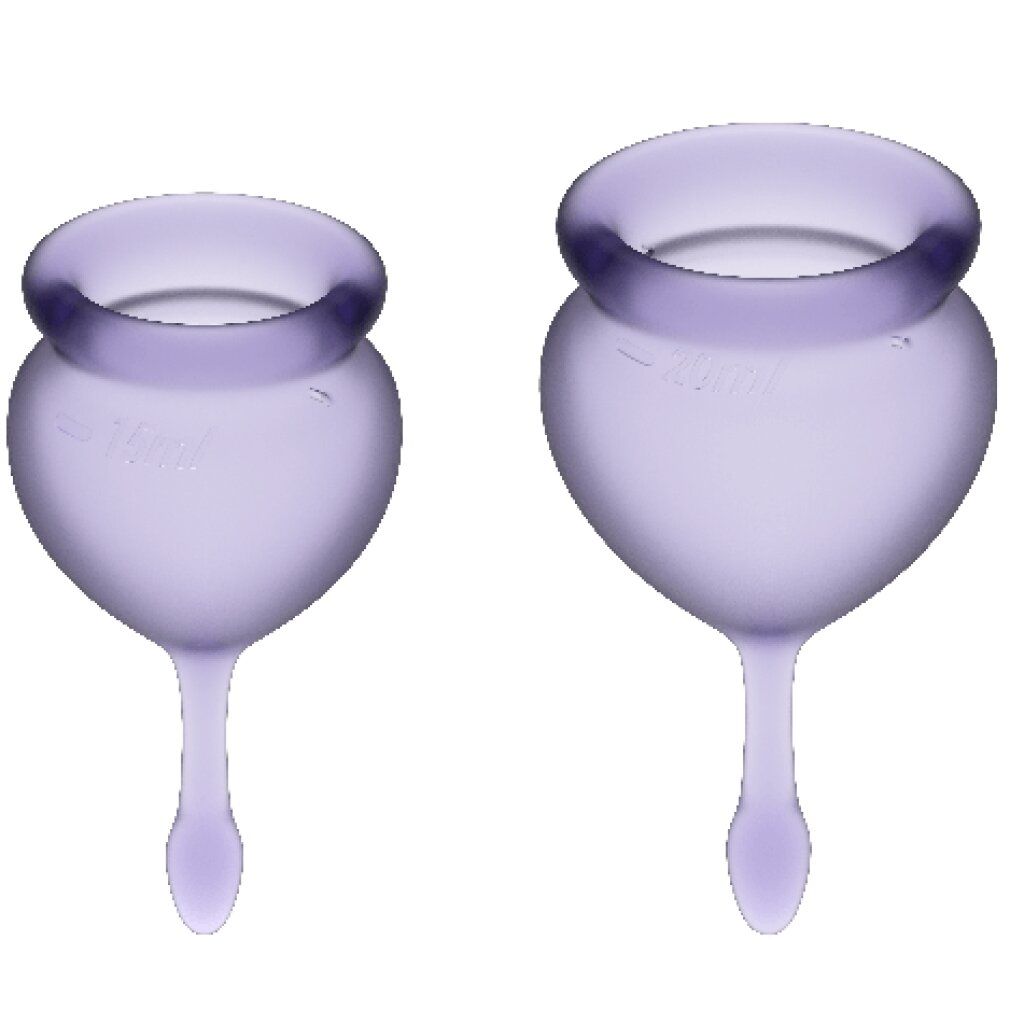 Due coppette mestruali lilla con stelo. Un segno di misurazione è visibile su una coppetta.