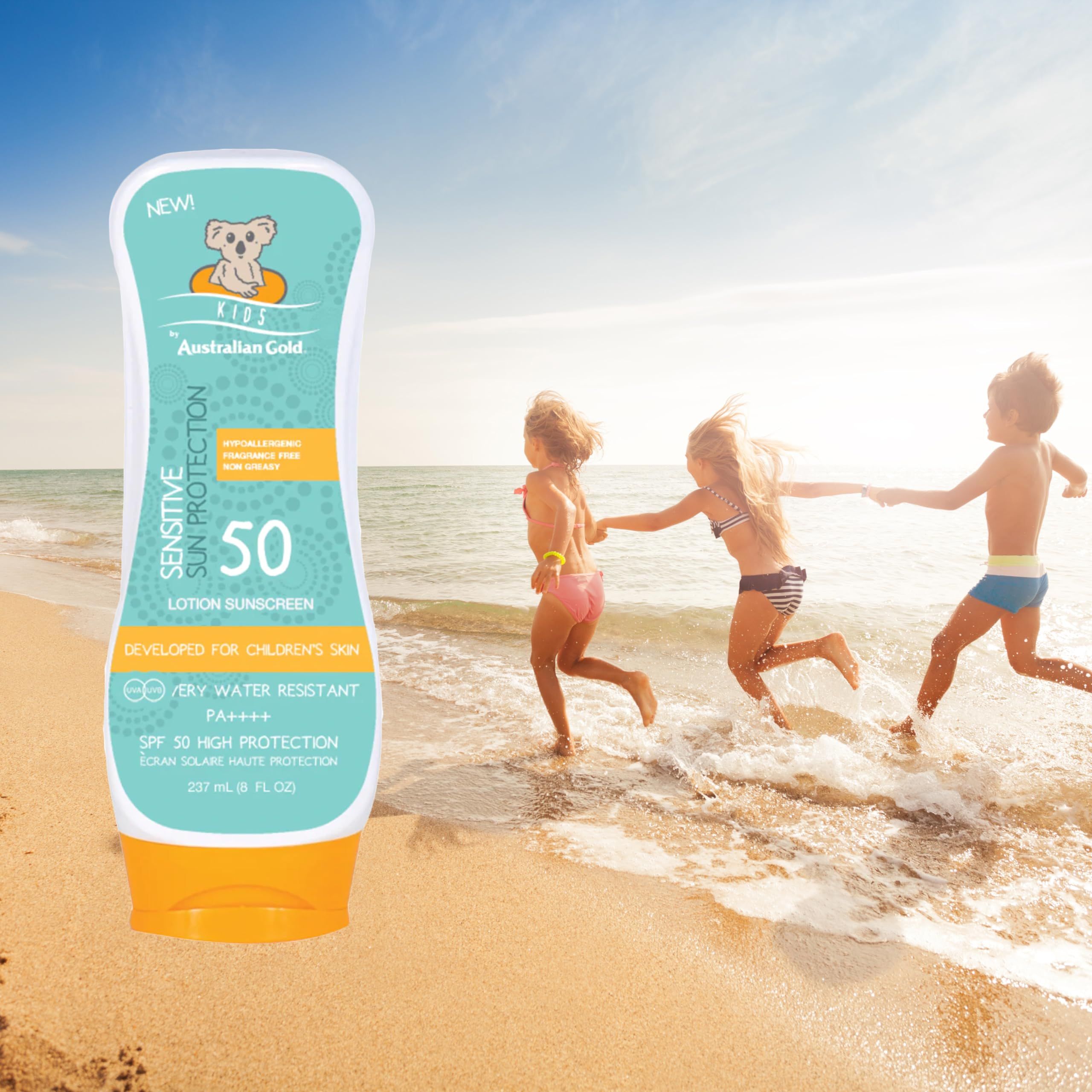 Lozione solare per bambini sulla spiaggia. Bottiglia con logo koala e SPF 50. Bambini che giocano in acqua.