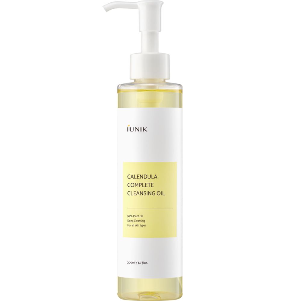Flacone trasparente con dosatore. L'etichetta riporta "IUNIK Calendula Complete Cleansing Oil".