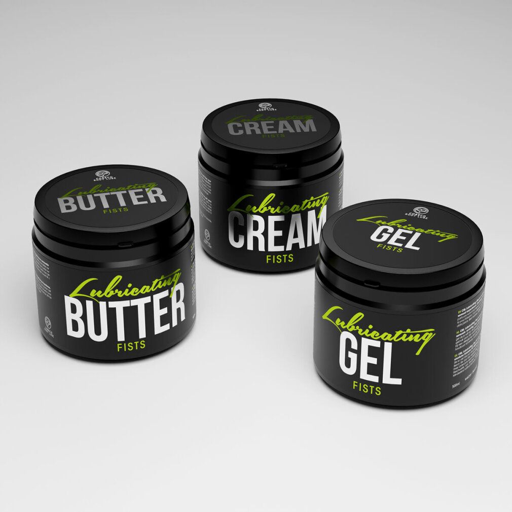 Tre barattoli neri con scritte diverse: "Lubricating BUTTER FISTS", "Lubricating CREAM FISTS", "Lubricating GEL FISTS".