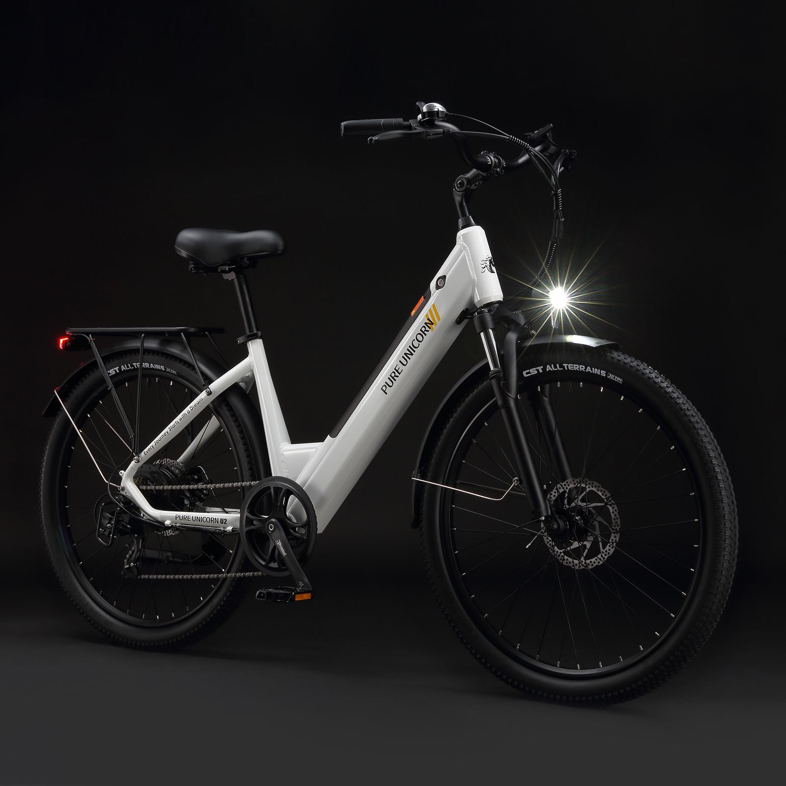 E-bike bianca con pneumatici neri e dettagli. Marca PURE UNICORN. Faro acceso.