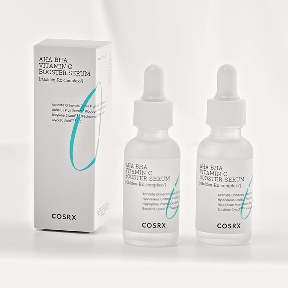 Due flaconi di siero e una confezione. Scritta: AHA BHA Vitamin C Booster Serum. Marchio: COSRX.