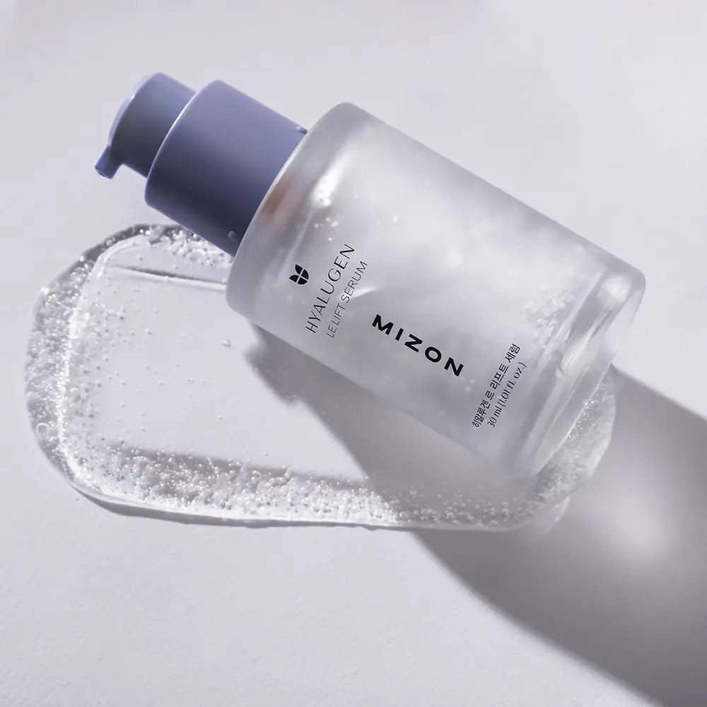 Flacone di siero con pompa e traccia di siero. Marchio MIZON, scritta HYALUGEN.