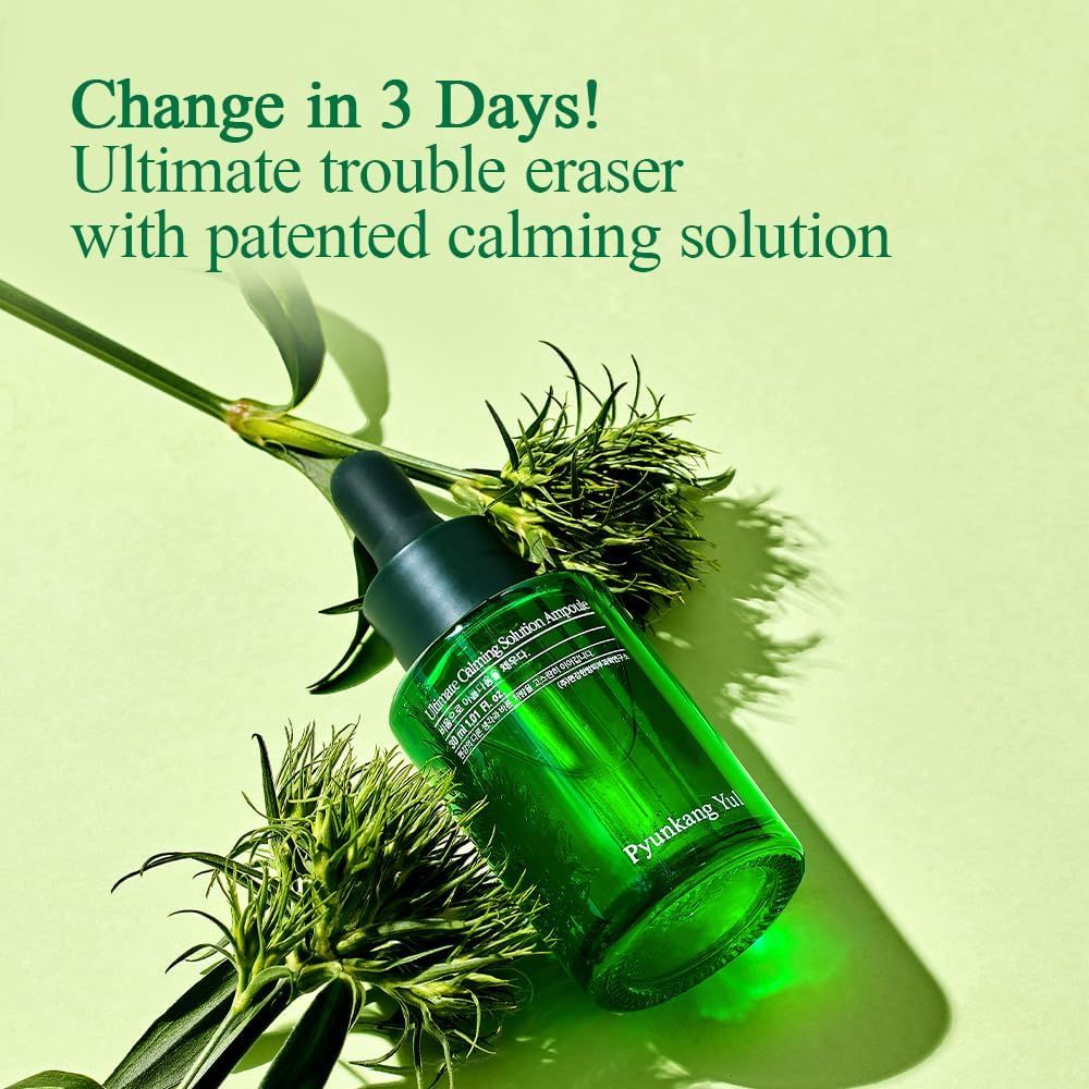 Flacone verde con contagocce, circondato da piante verdi. Testo: Ultimate trouble eraser, calming solution, Pyunkang Yul.