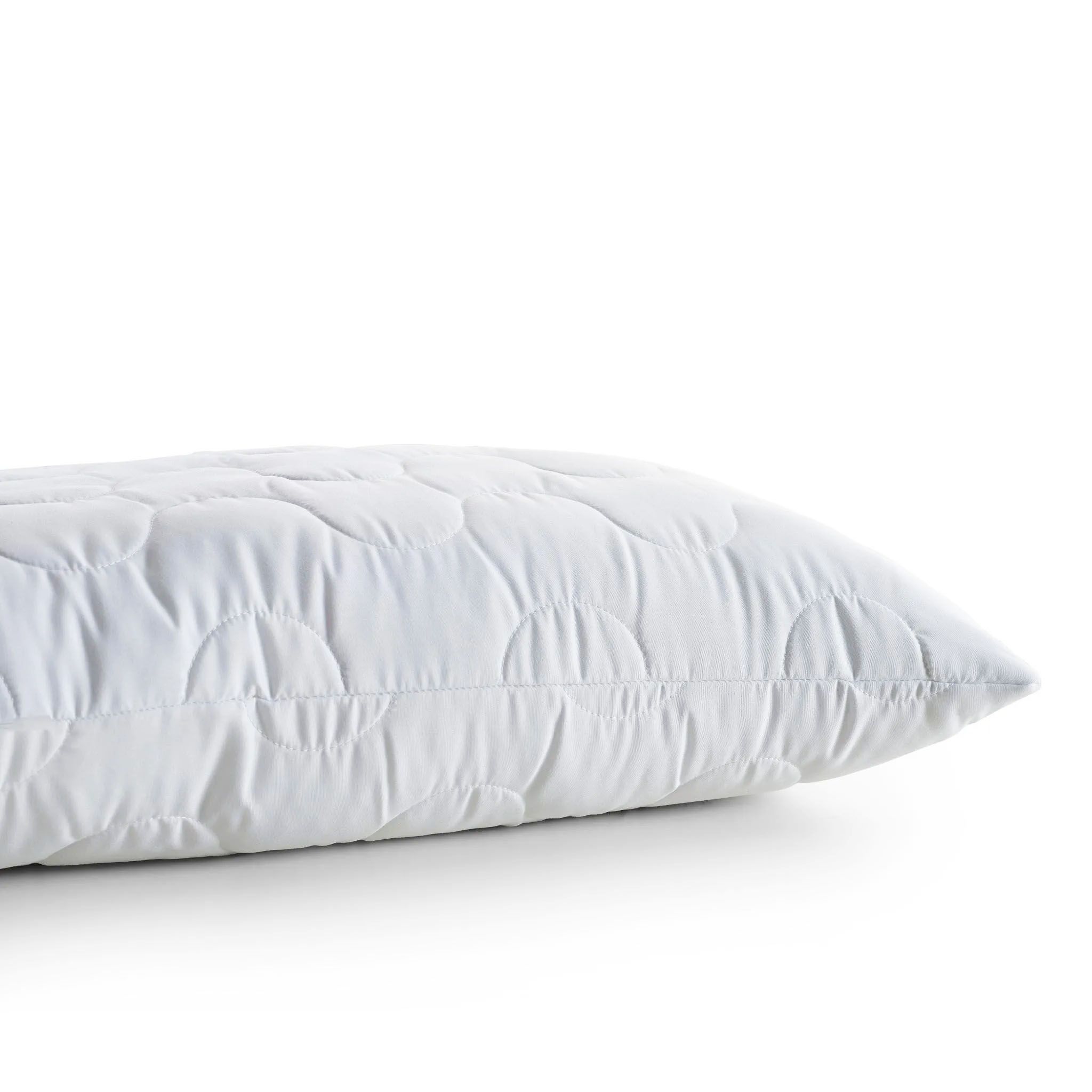 Primo piano di un cuscino bianco trapuntato. Vista angolare.