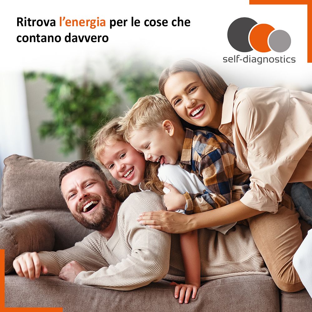 Famiglia che si abbraccia sul divano. Testo: Ritrova l'energia per le cose che contano davvero.