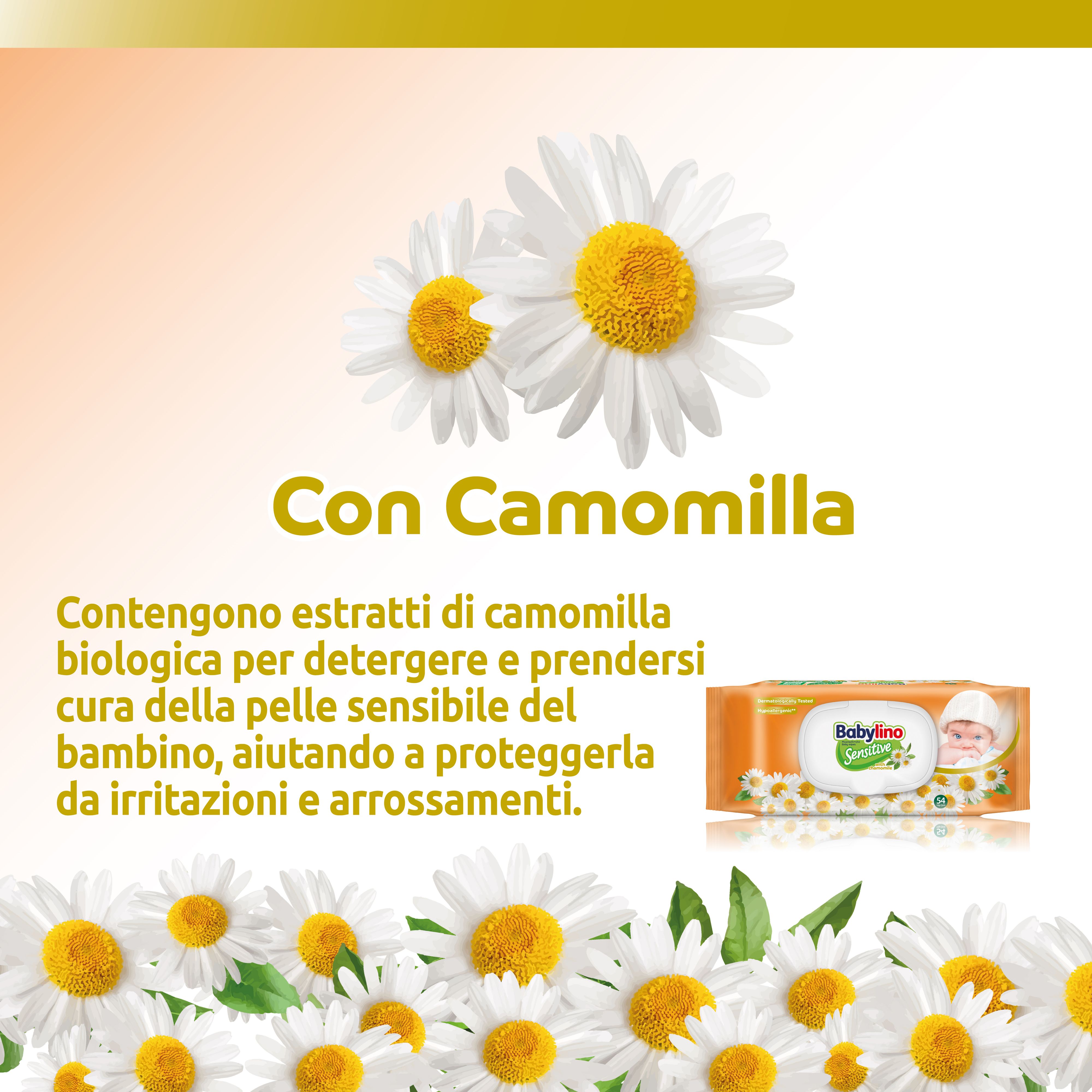 Testo: Con camomilla. Contiene estratti di camomilla per detergere e prendersi cura della pelle sensibile del bambino. Confezione sullo sfondo.