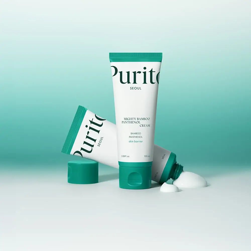 Due tubi bianchi con tappo verde. Scritta: Purito, Seoul, Mighty Bamboo Panthenol Cream. Prodotto accanto.