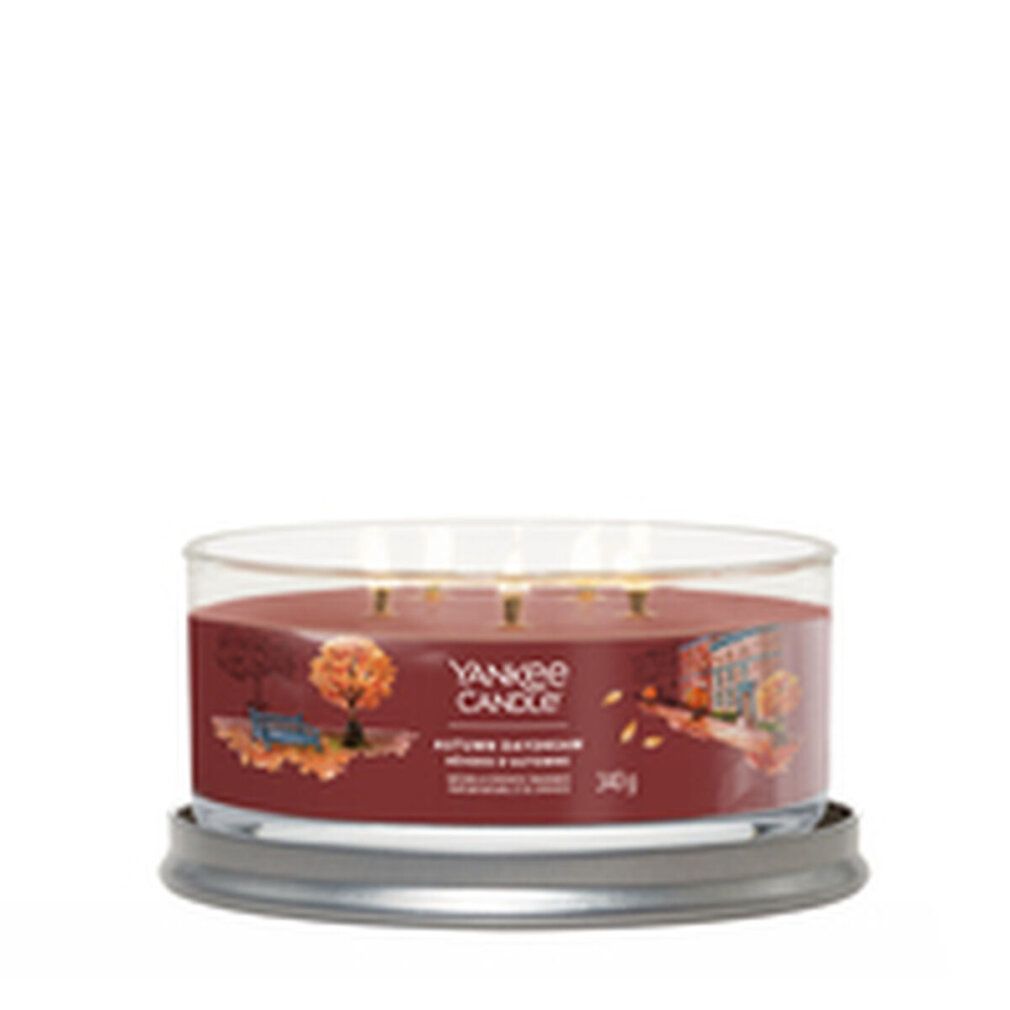 Candela rotonda in vetro. Cera marrone, tre stoppini. Scritta: Yankee Candle, Autumn Daydream. 340g.