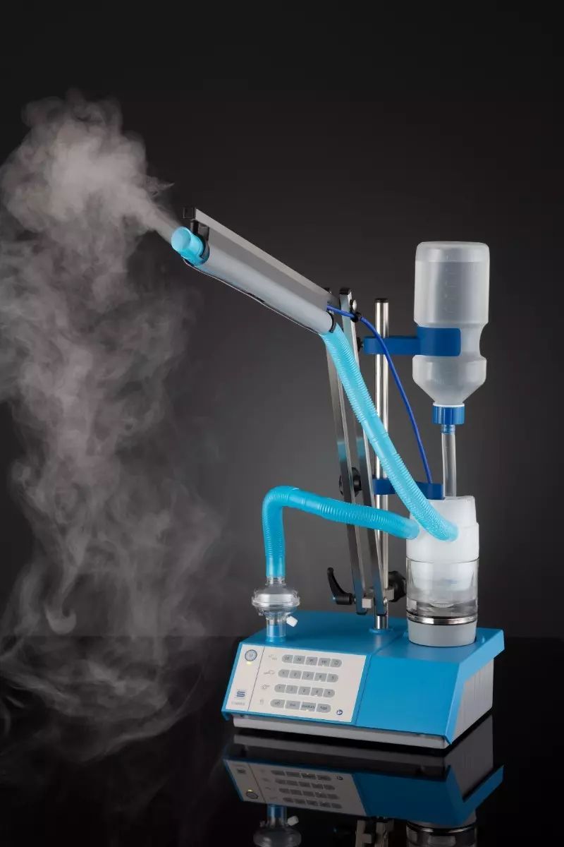 Nebulizzatore a ultrasuoni con base blu, camera di nebulizzazione, serbatoio dell'acqua e braccio regolabile.