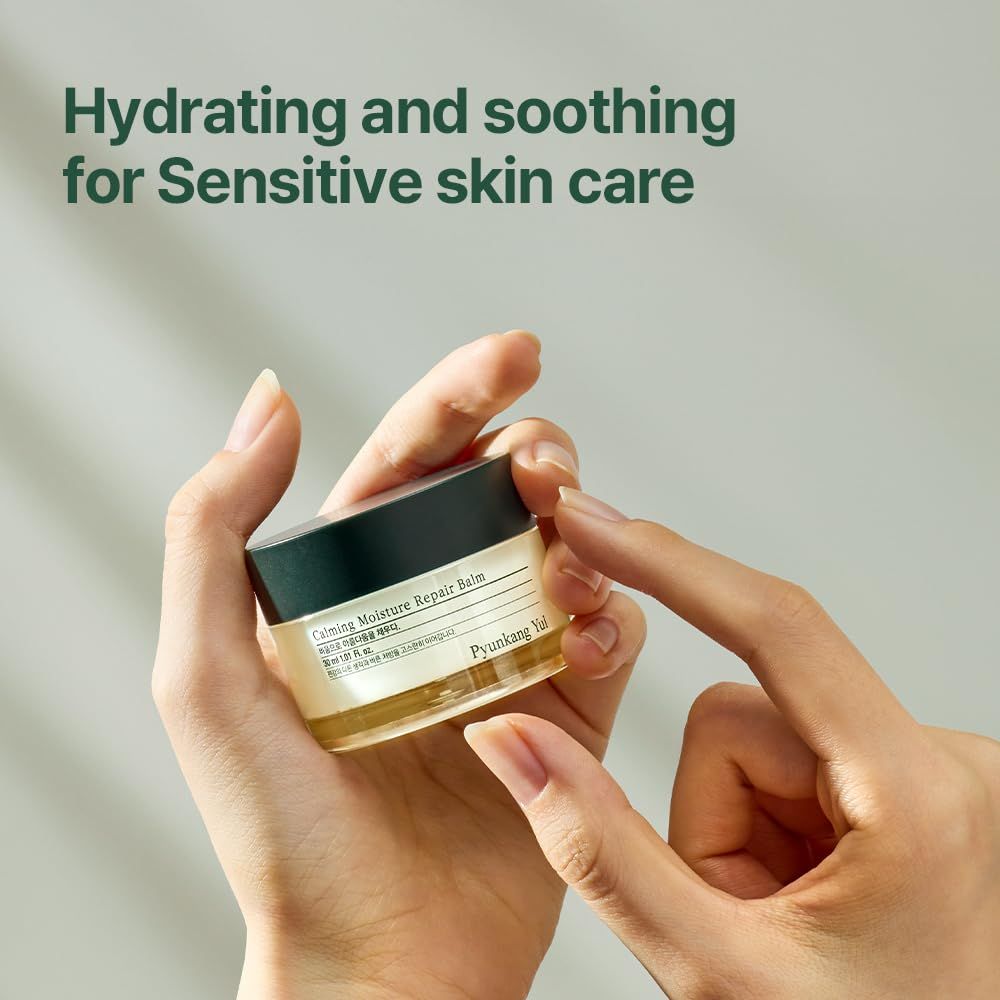 Mani che tengono un vasetto. Scritta: Calming Moisture Repair Balm, Pyunkang Yul.