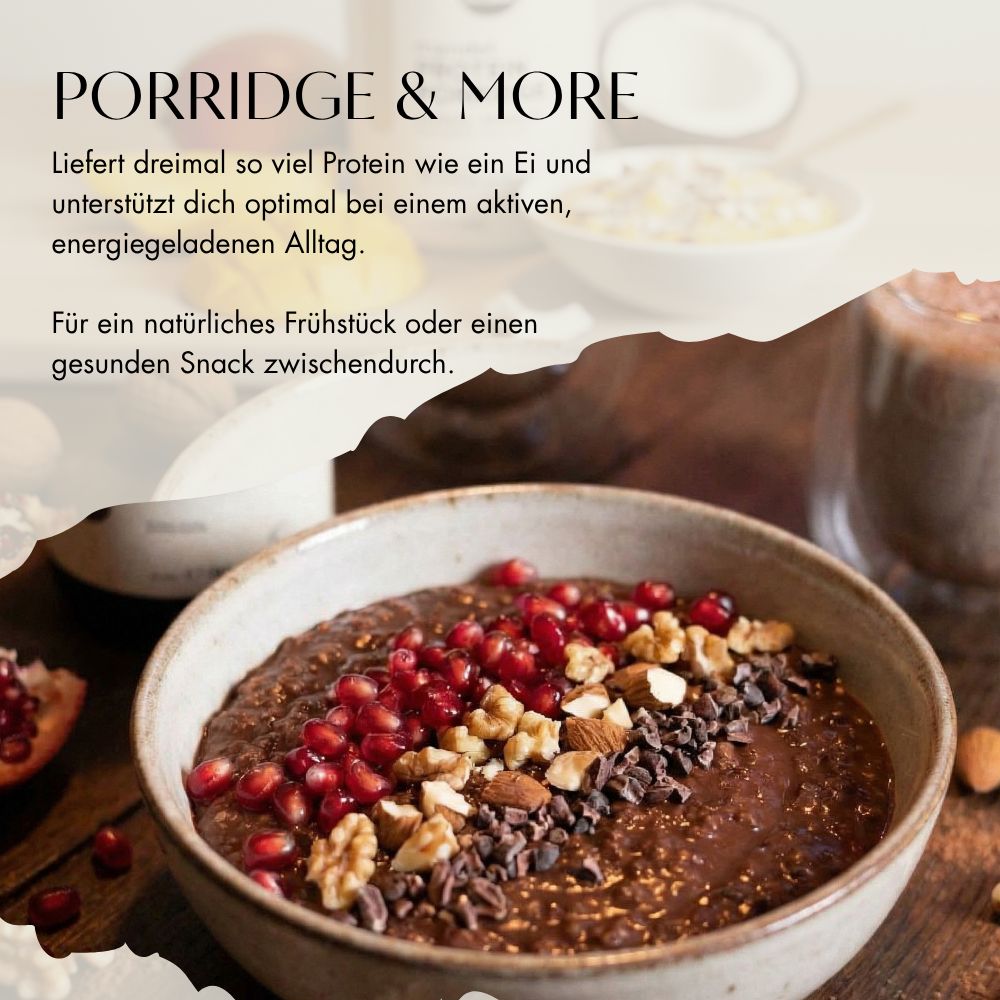 Ciotola con porridge guarnito con chicchi di melograno, noci e mandorle. Testo: "PORRIDGE & MORE".