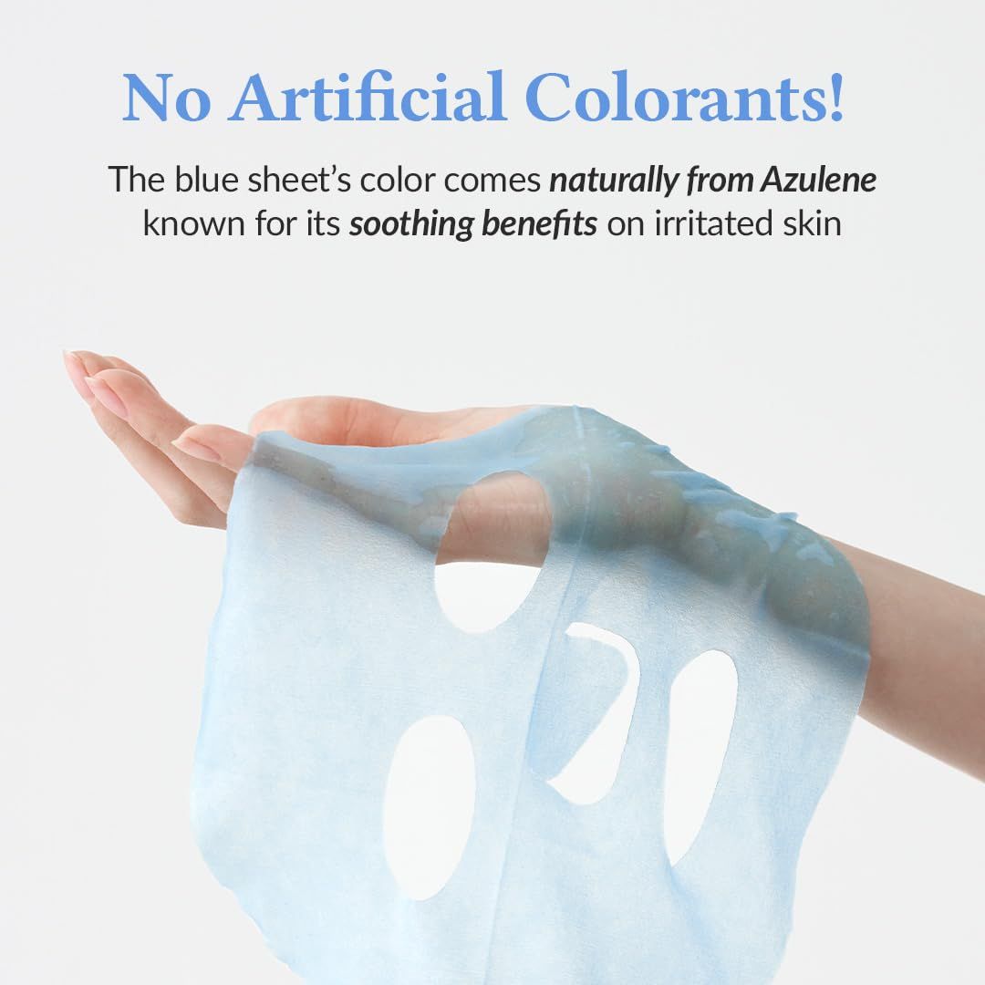 Maschera in tessuto blu in mano. Testo: No Artificial Colorants! Colore naturale da Azulene. Effetto lenitivo sulla pelle irritata.