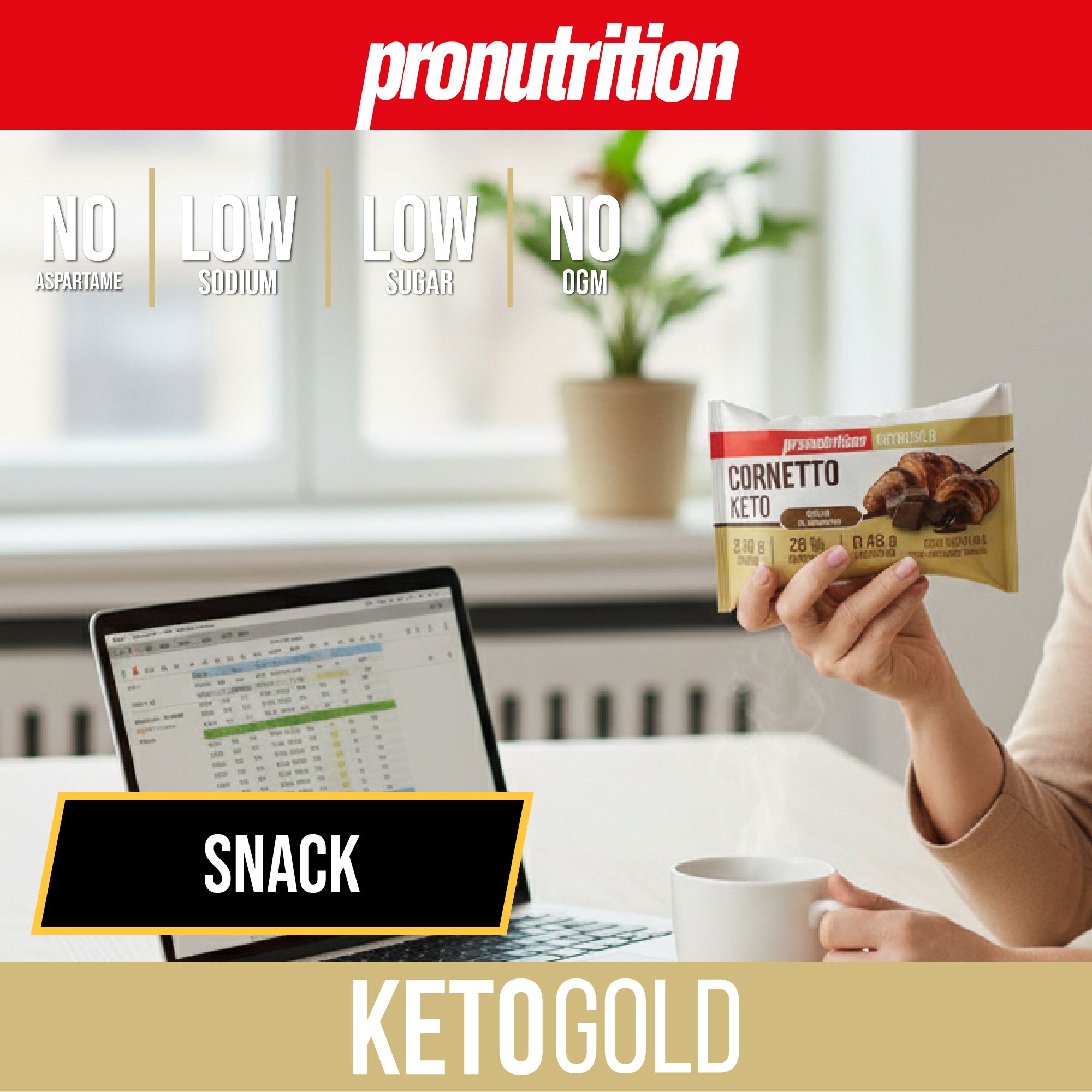 Persona tiene confezione Cornetto Keto. Laptop, tazza. Testo: SNACK, KETOGOLD, Pronutrition.